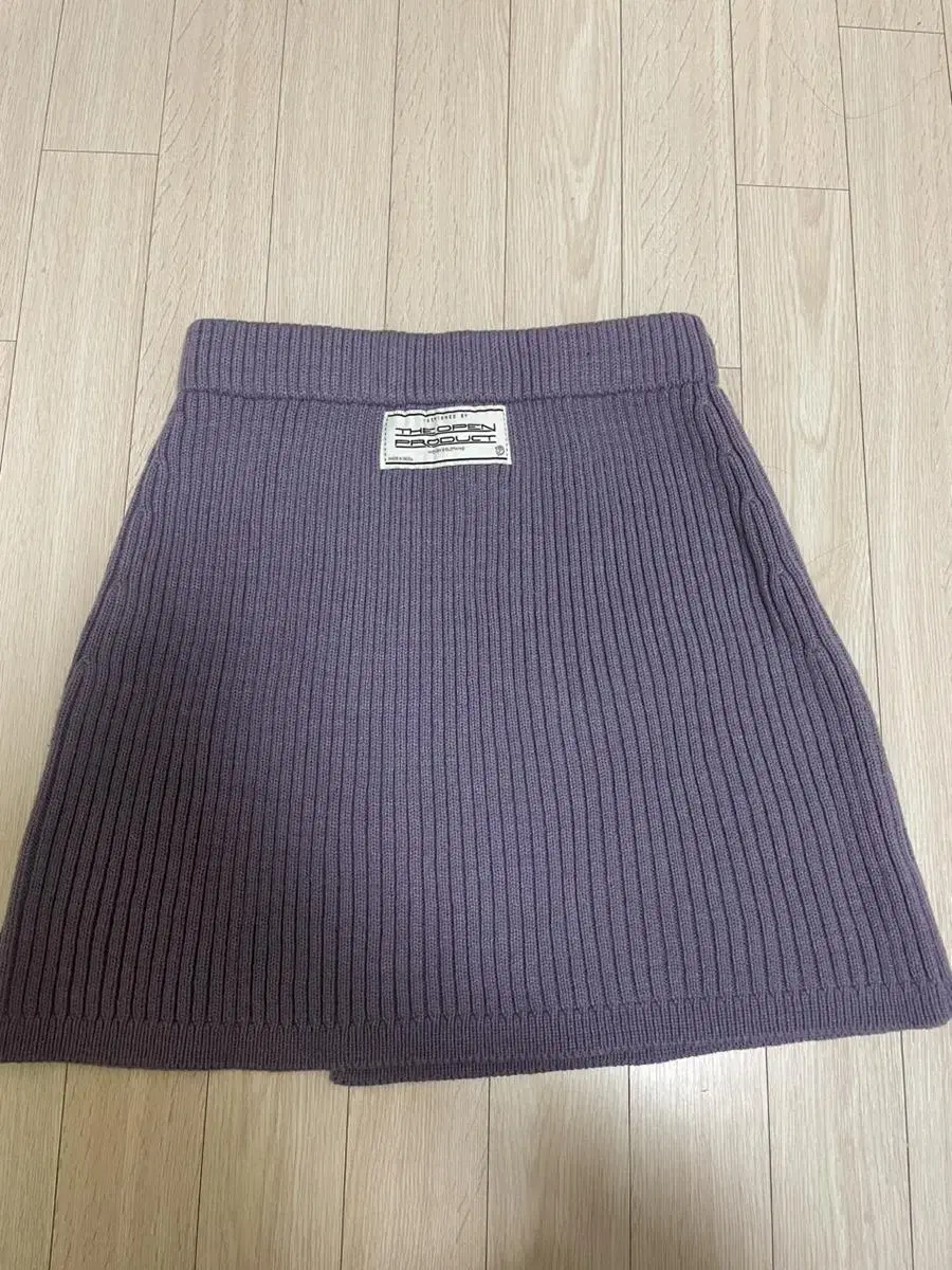 Open y and open yy knit skirt