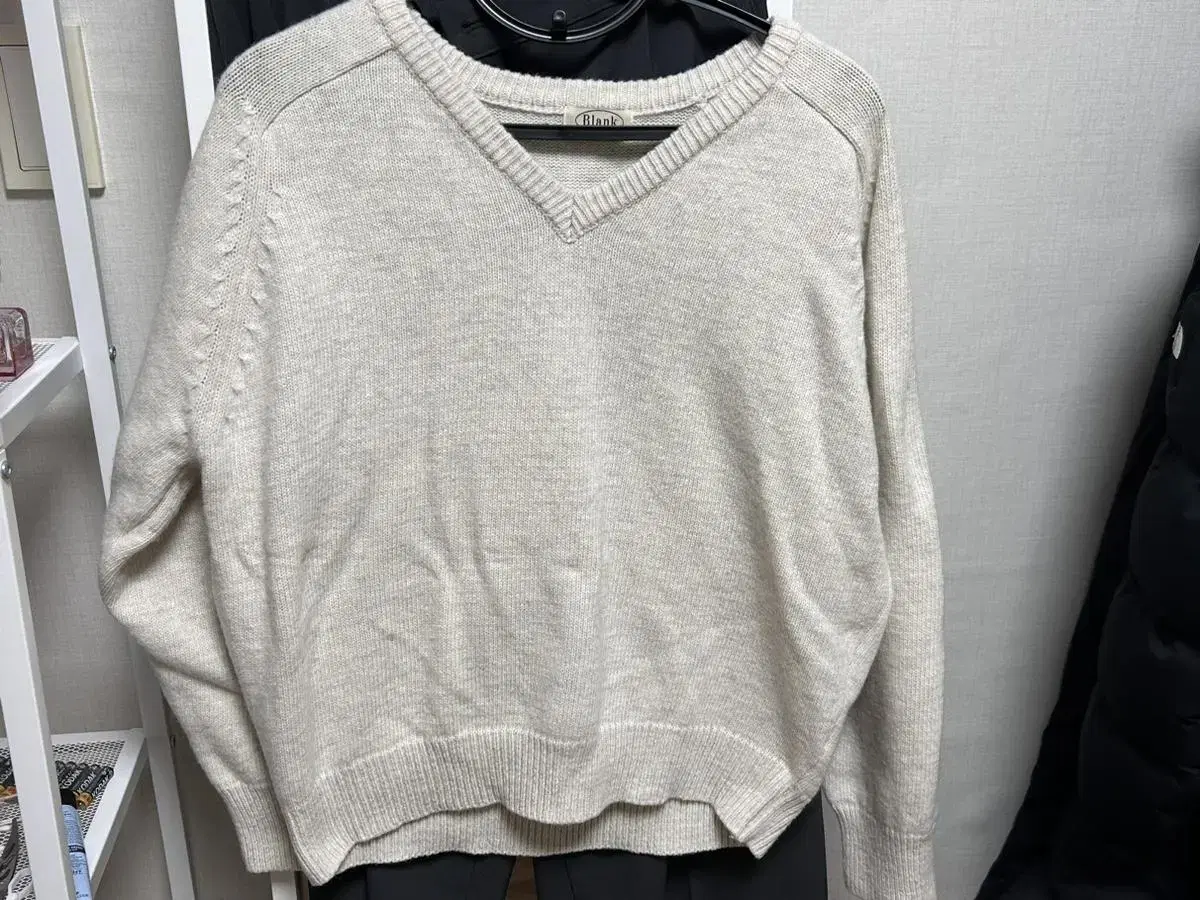 V-neck knit FREE