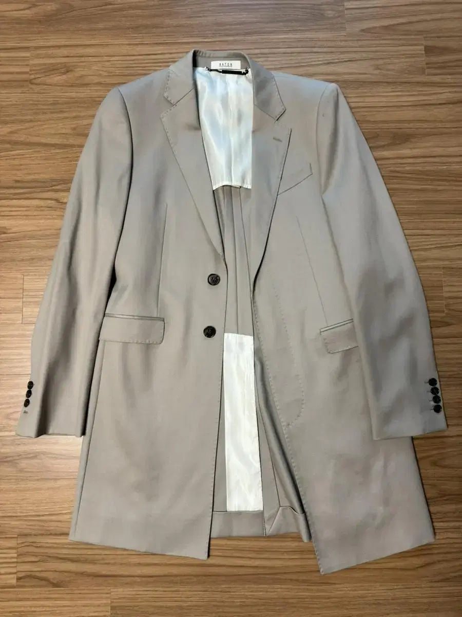 [95] Wool beige half-coat by a domestic tailor.