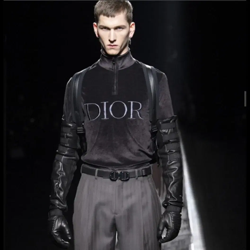 Dior 19/20 fw 런웨이 착장 제품 디올 벨벳 하프집업 반팔