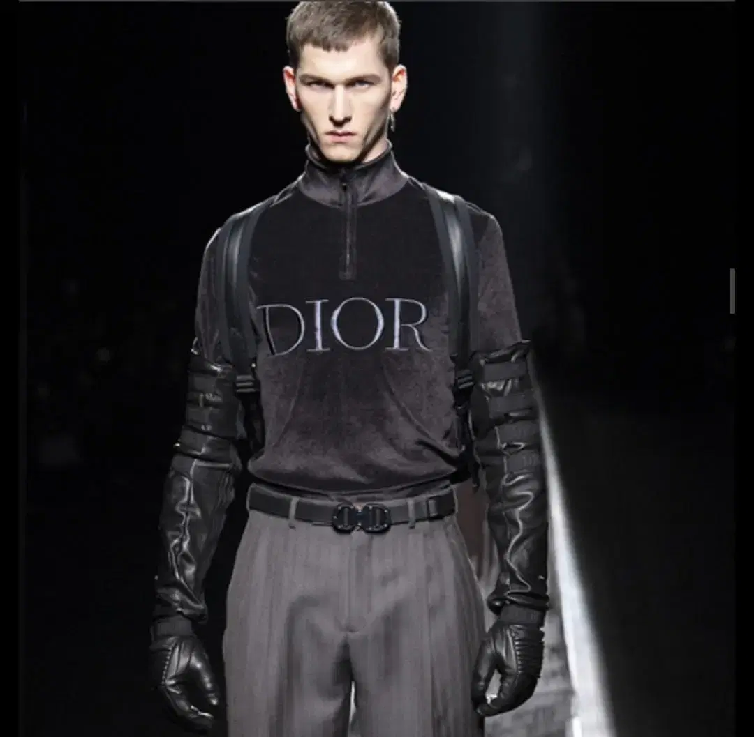 Dior 19/20 fw 런웨이 착장 제품 디올 벨벳 하프집업 반팔