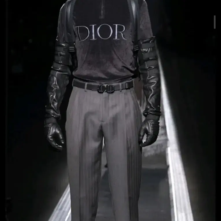 Dior 19/20 fw 런웨이 착장 제품 디올 벨벳 하프집업 반팔