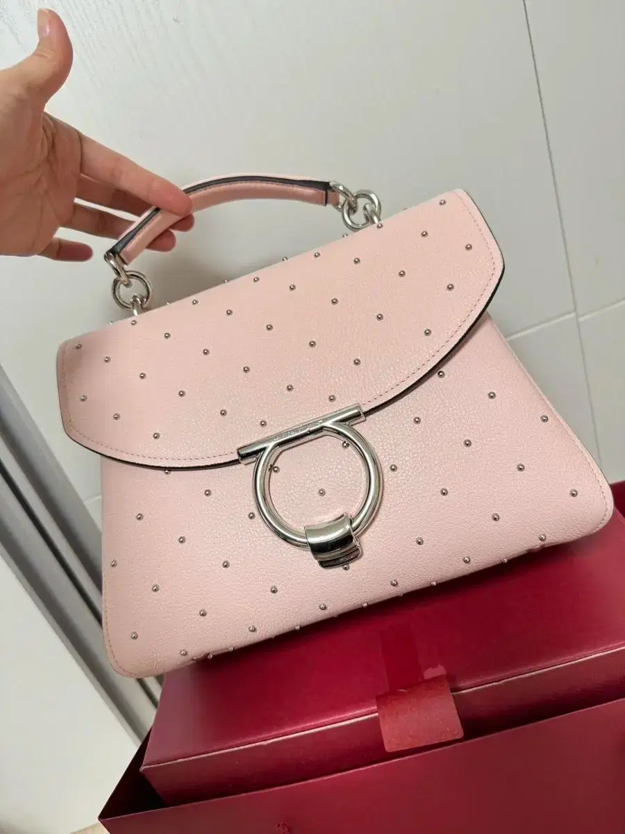 페라가모 가방 칸치니 실버도트 핑크토트백