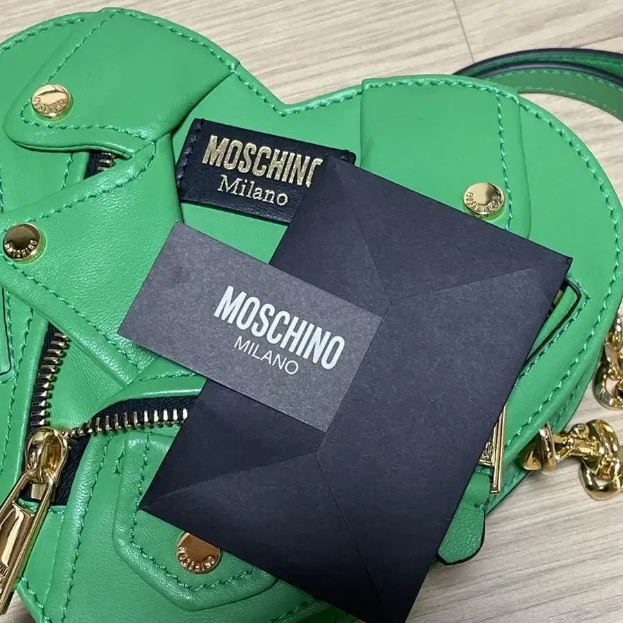 Moschino 시그니처 하트 바이커백