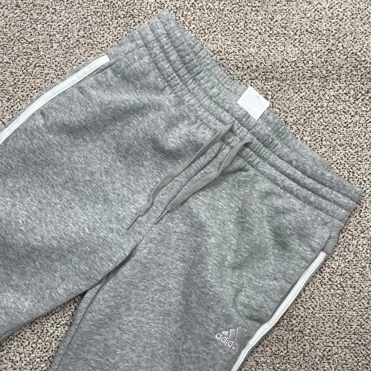 Adidas gray three-striped jogger pants M .240312