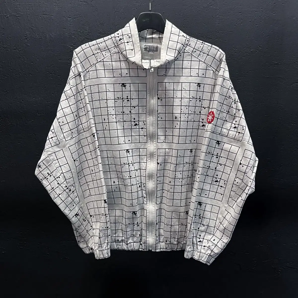 CAV EMPT 화이트 패널 격자 패턴 암 로고 디테일 코튼 집업 자켓