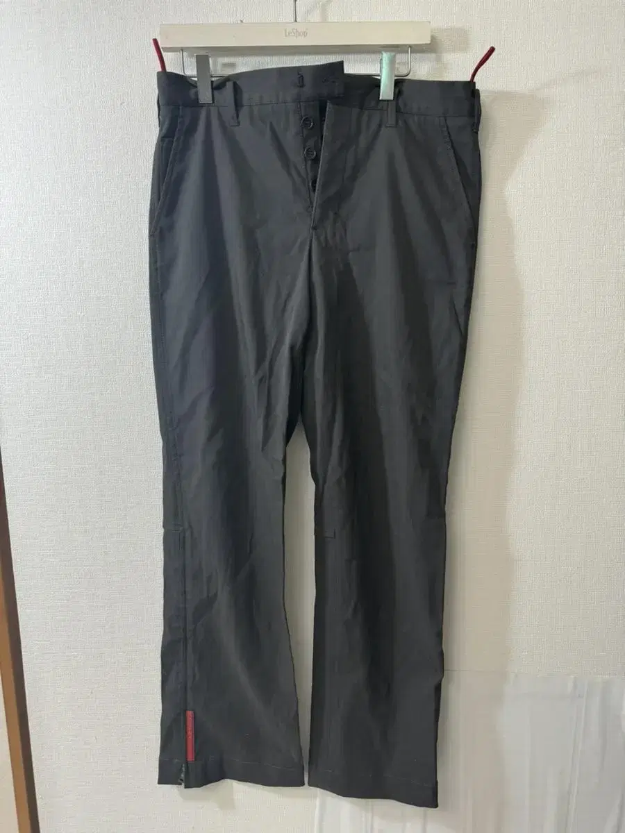 (46) Prada pants