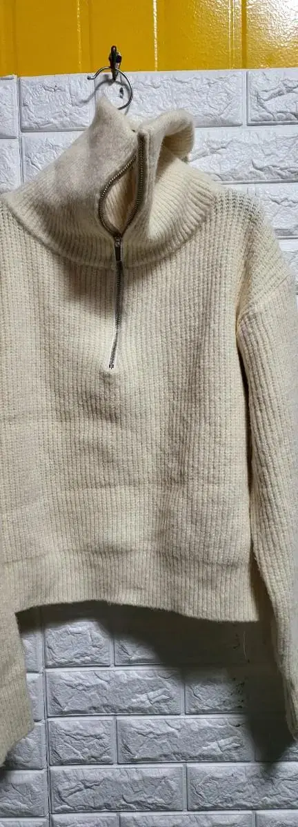 Crop-knit zip-up shirt (around 66)