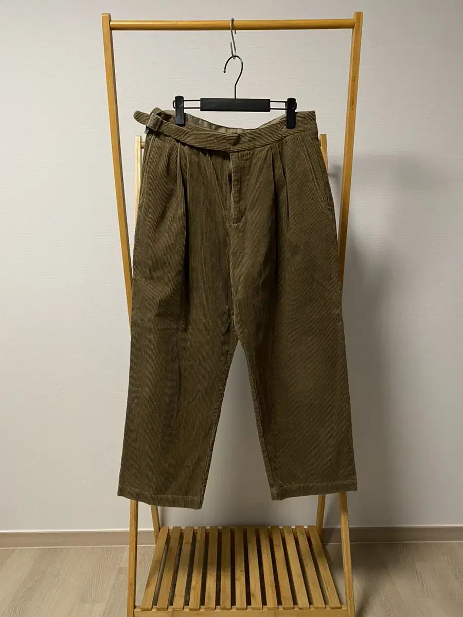 [32] Non-slouchy corduroy gurkha pants