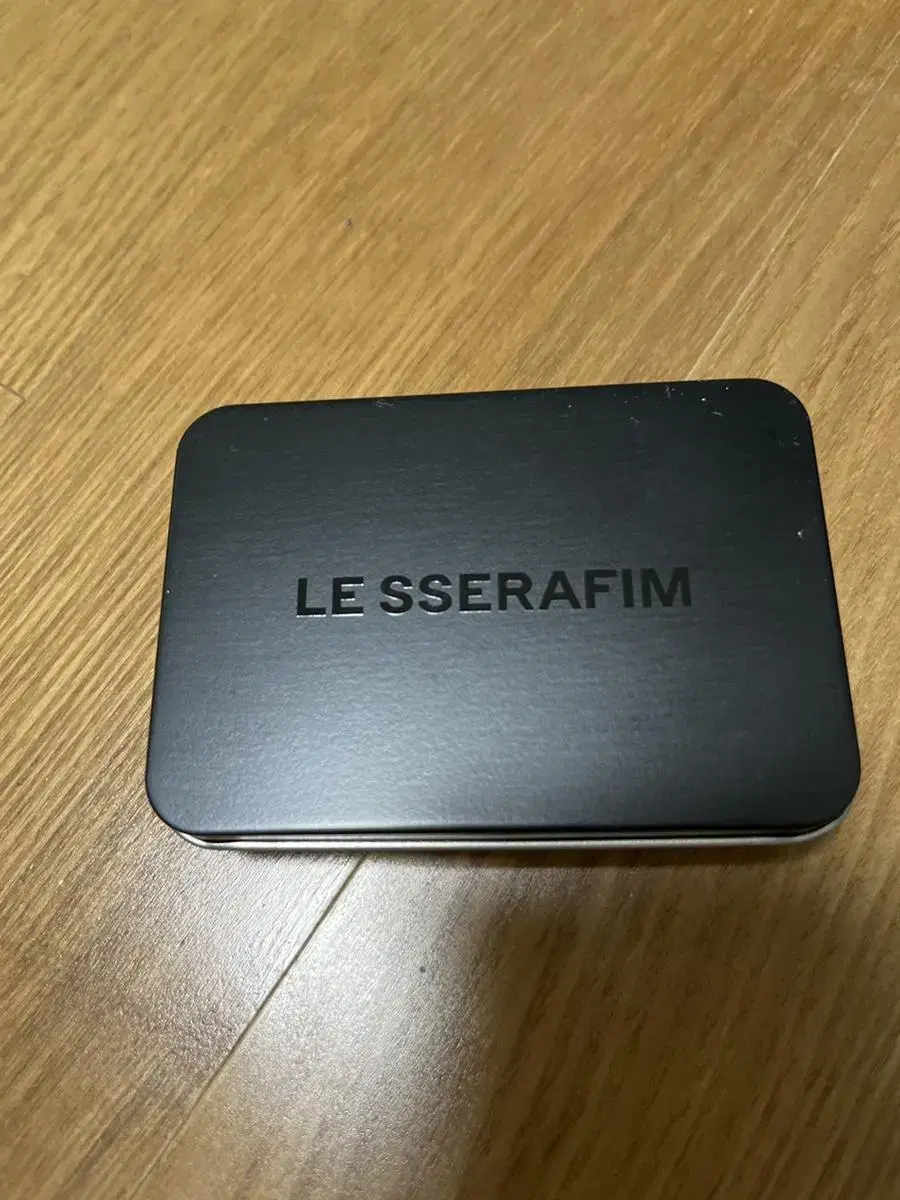 le sserafim photocard sells tin cases