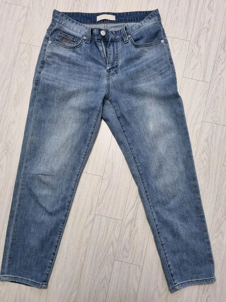 Flack MilanCropped tapered cool jin mid-rise jeans