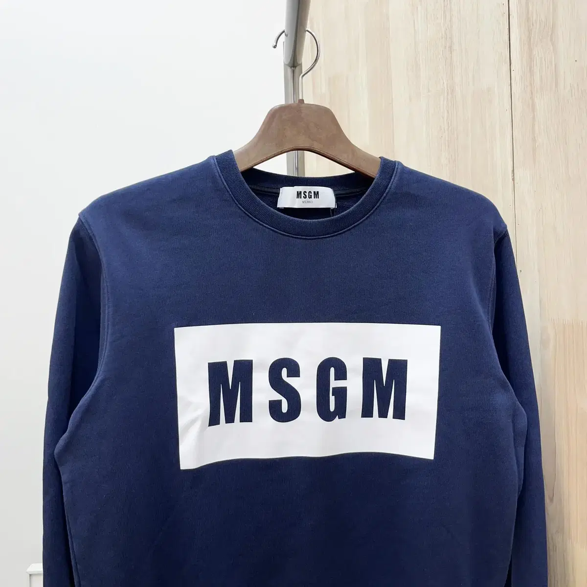 MSGM 네이비 빅로고 프린팅 디테일 맨투맨