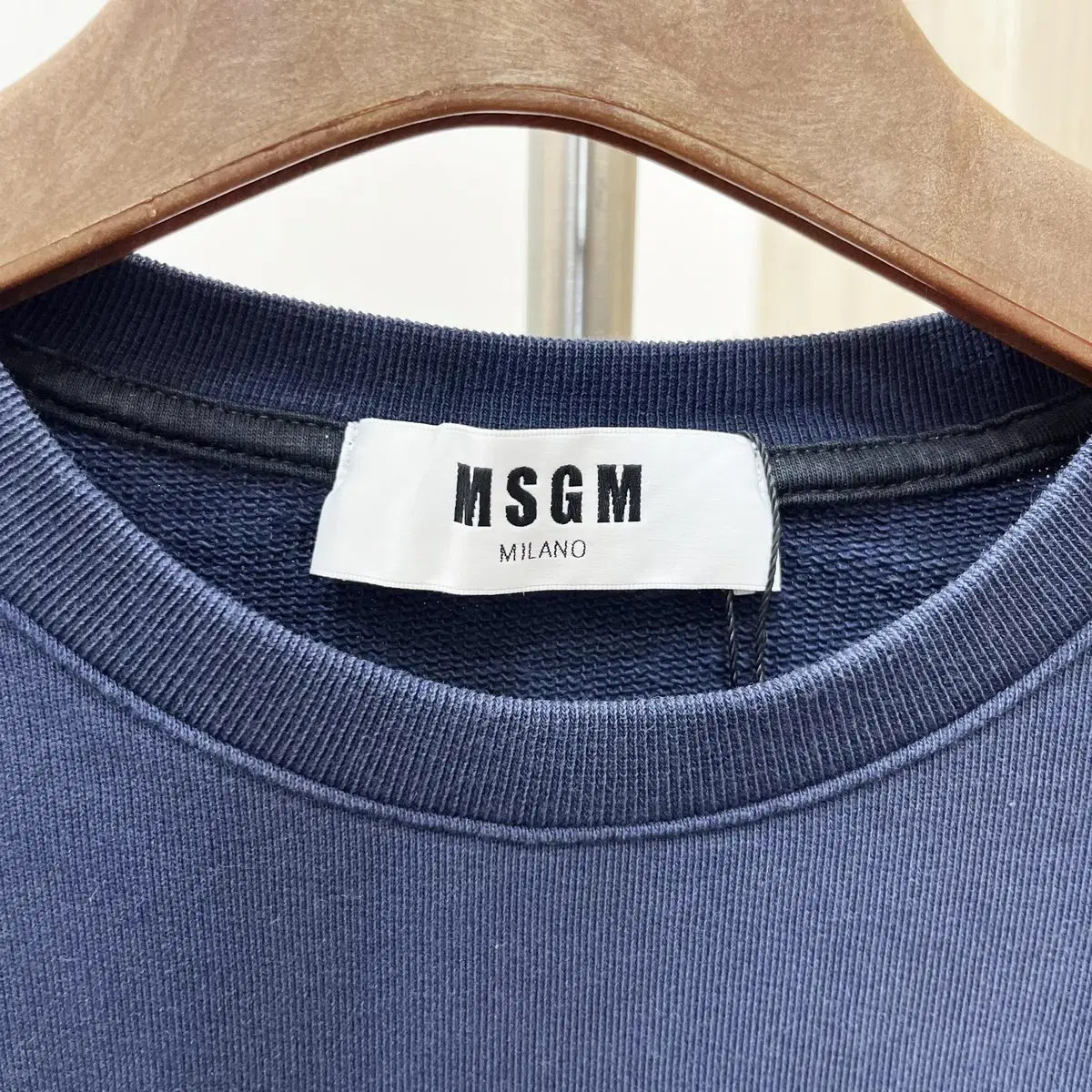 MSGM 네이비 빅로고 프린팅 디테일 맨투맨