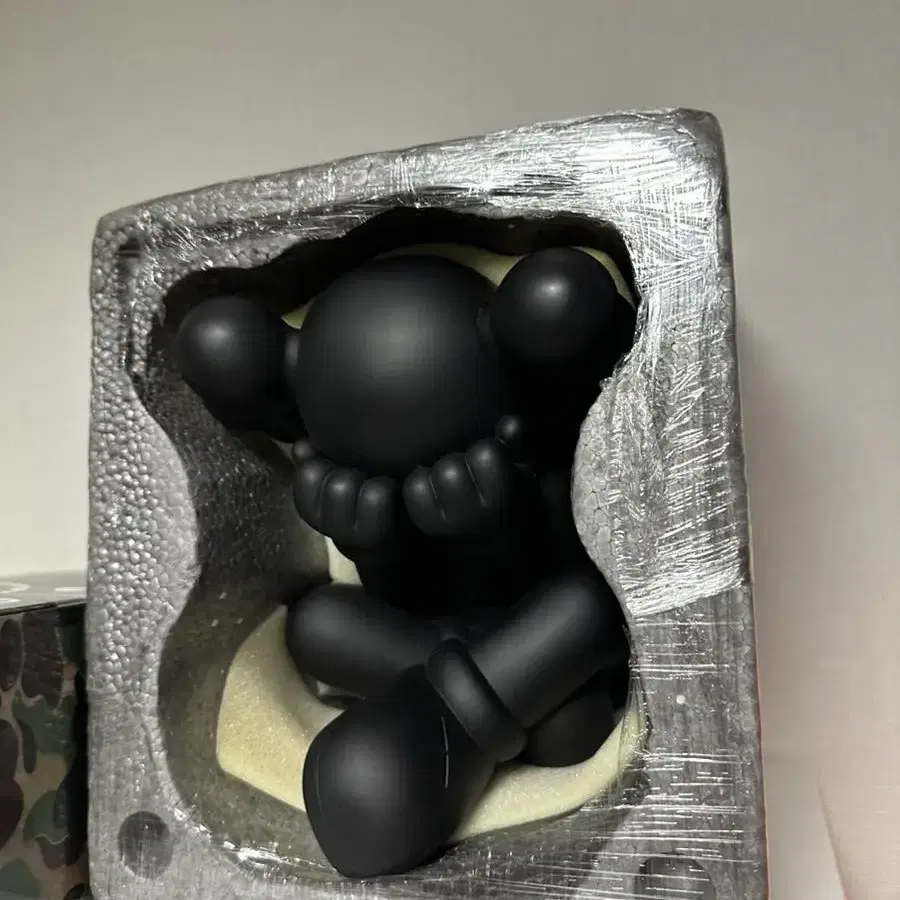 카우스 세퍼레이피드 블랙 Kaws Separated Vinyl Figur