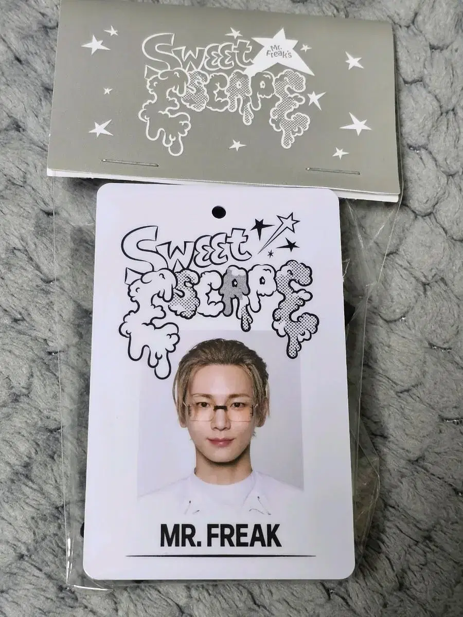 Shinee key Holy Water pop up Sweet Escape sells ID cards