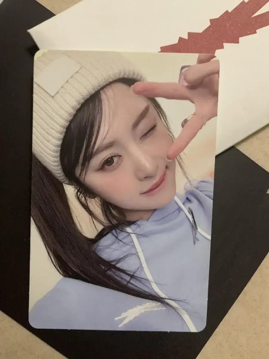 le sserafim unforgiven weverse huh yunjin qal photocard