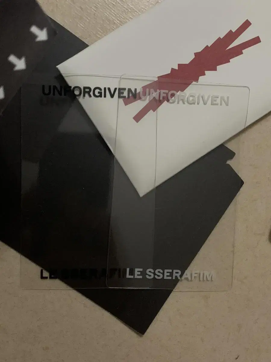 Le sserafim unforgiven weverse pre-order benefit transparent photocard