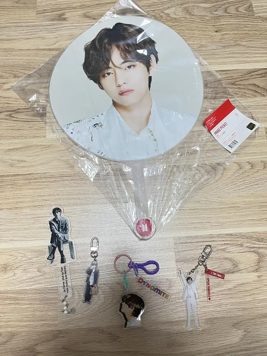 BTS v Spiccon keyring+picket for sale (unofficial goods as a bonus)