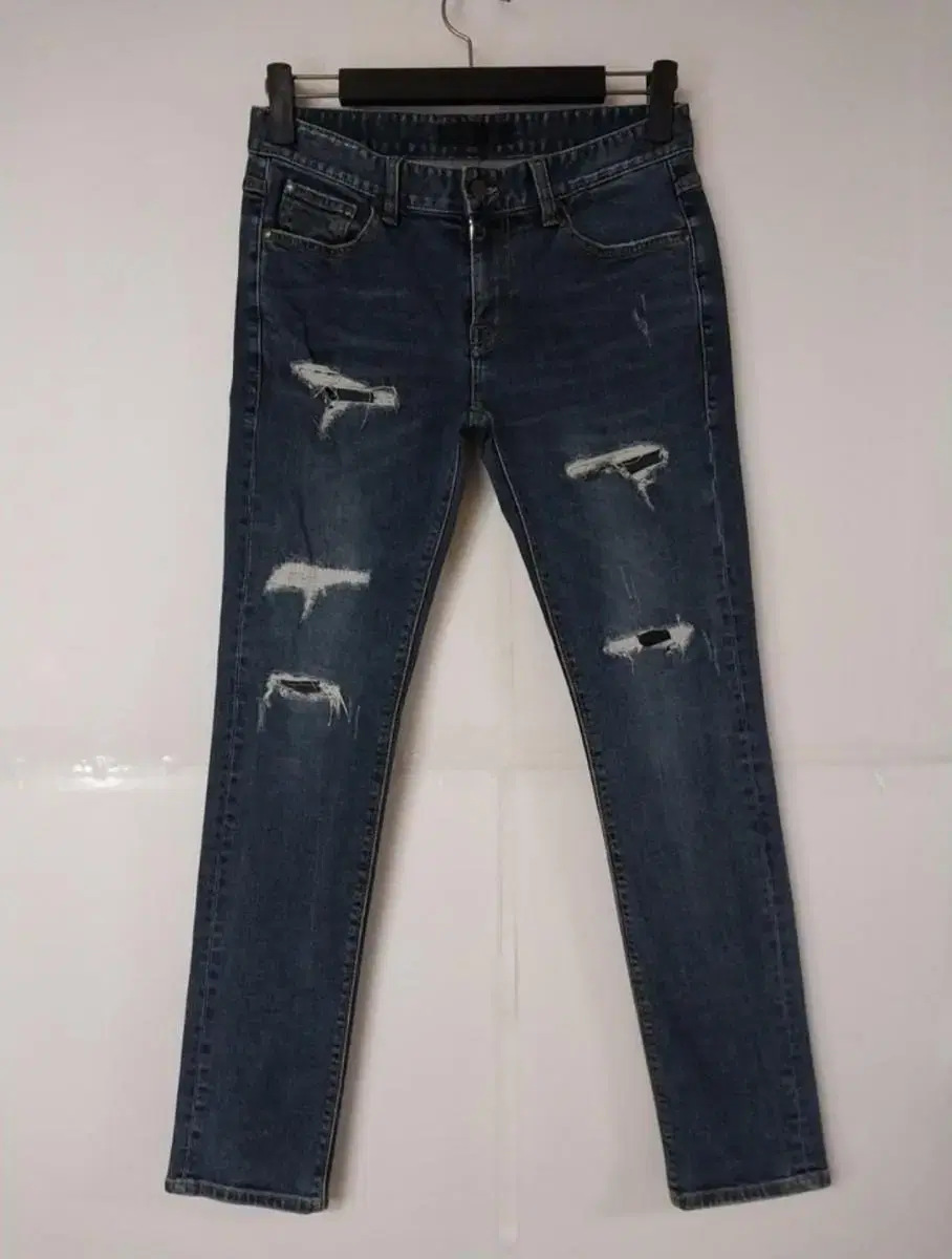 31)Flacked Jin Leather Patched Washing Span Ripped Jeans