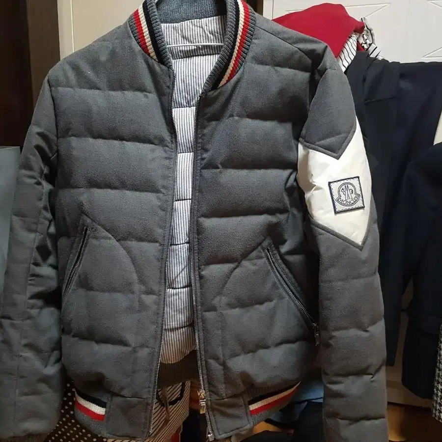 MONCLER 몽클레르 감마블루 봄버자켓 S 사이즈 판매합니다.