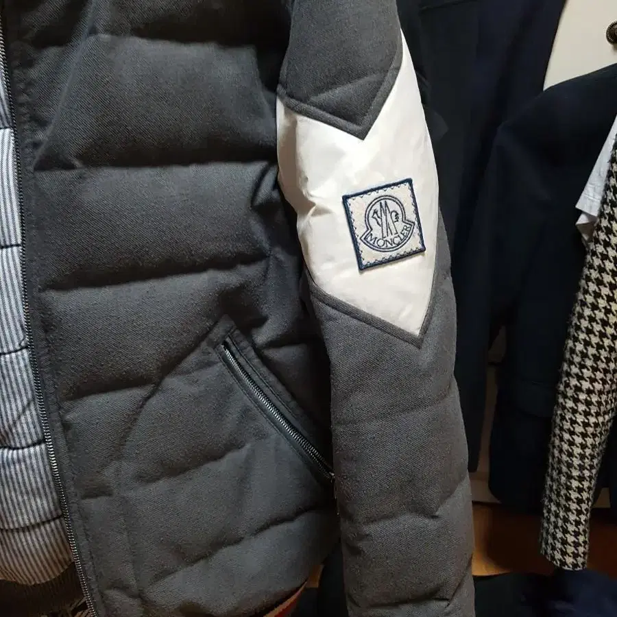 MONCLER 몽클레르 감마블루 봄버자켓 S 사이즈 판매합니다.