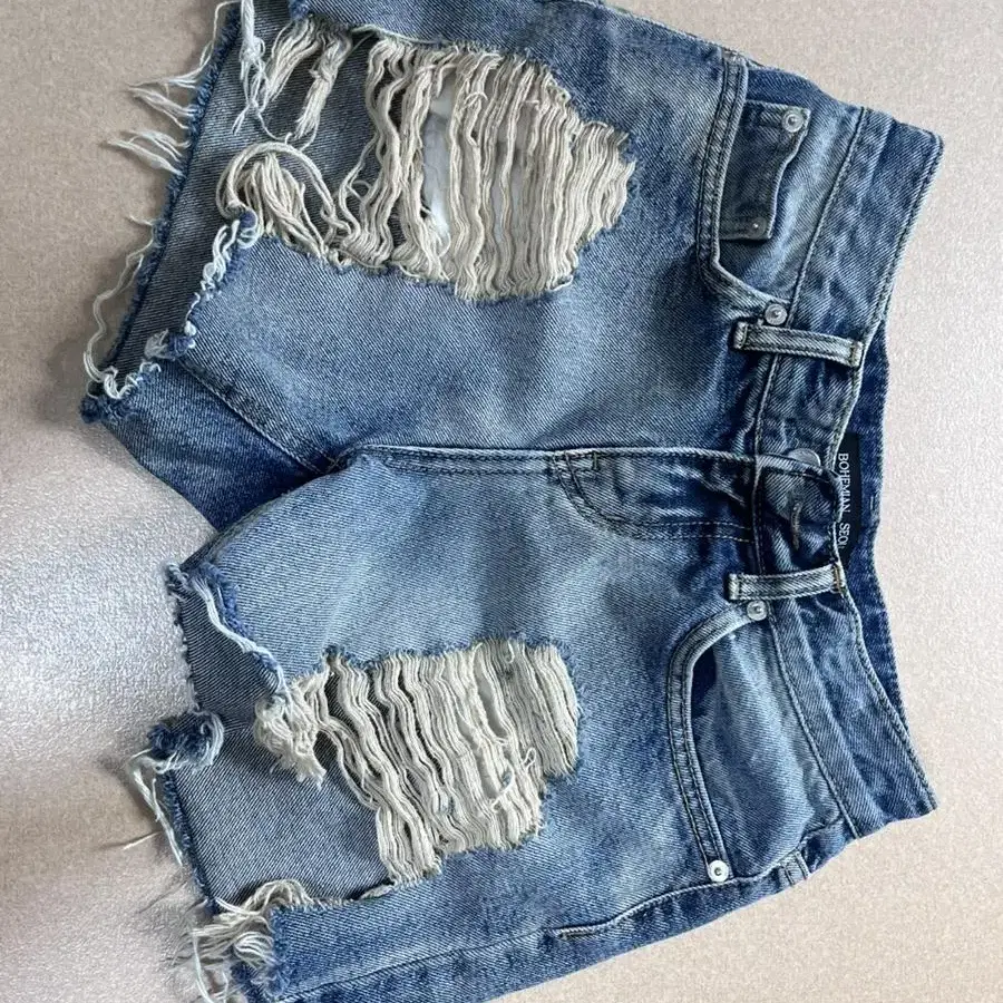 BOHEMIAN SEOUL DISTRESSED DENIM SHORT PA