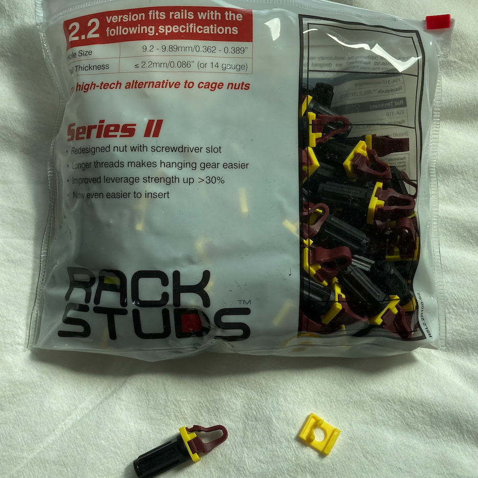 서버랙 허브랙 나사 Rackstuds R100