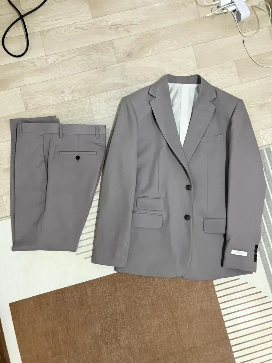 (New) High quality suit set cheaply moving out (white shirt service de