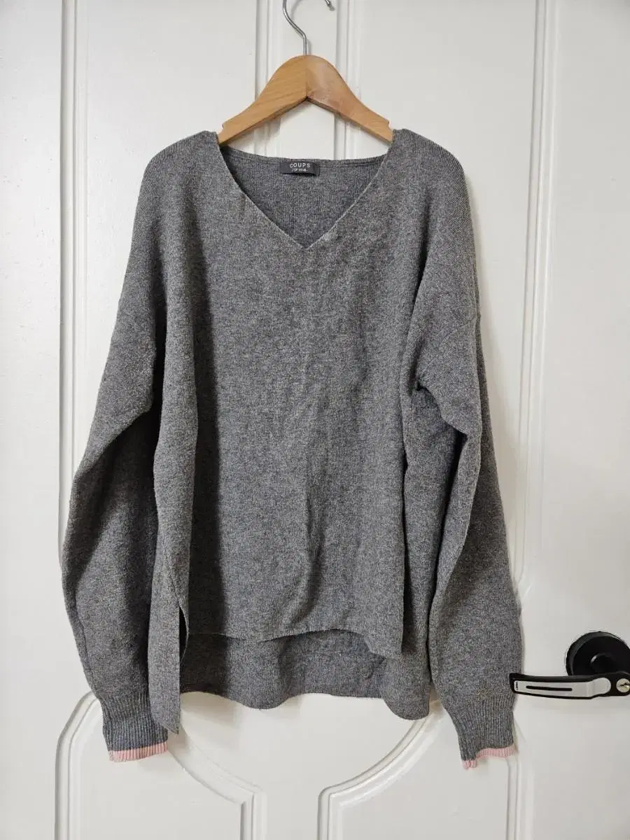 COUPS. Kooze knit. Hip-groomed. Loose fit. Gray. Gray. Knit. V-line knit.