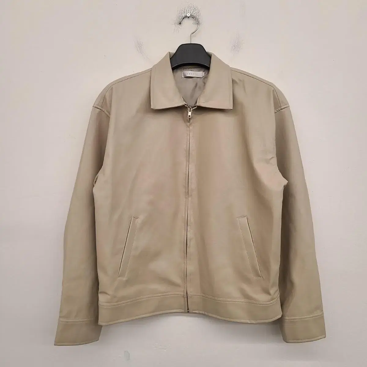 [100/L] Bastik semi sells over leather jacket.