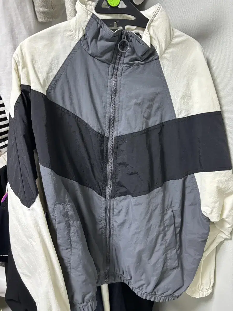 Wheela Lightweight Windbreaker (quilted inside)