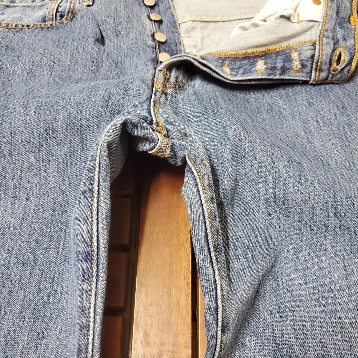 90s Levis 501 (34 inch)