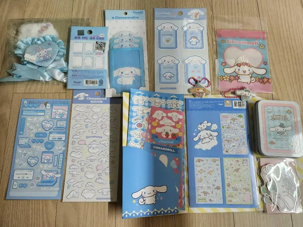 Cinnamoroll Goods sealed Sells stickers, photo kards, etc.