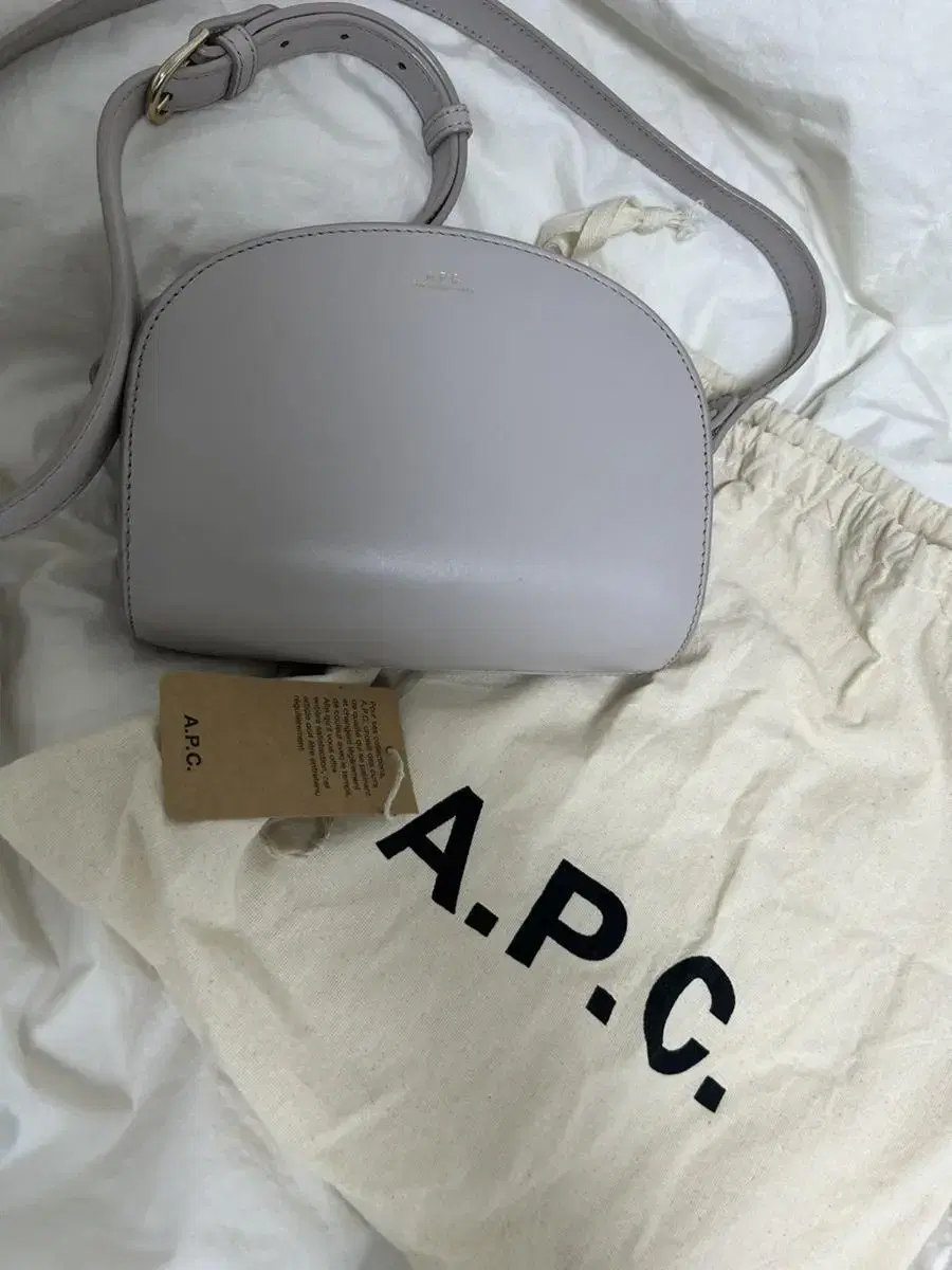 아페쎄 a.p.c 하프문백 미니 베이지