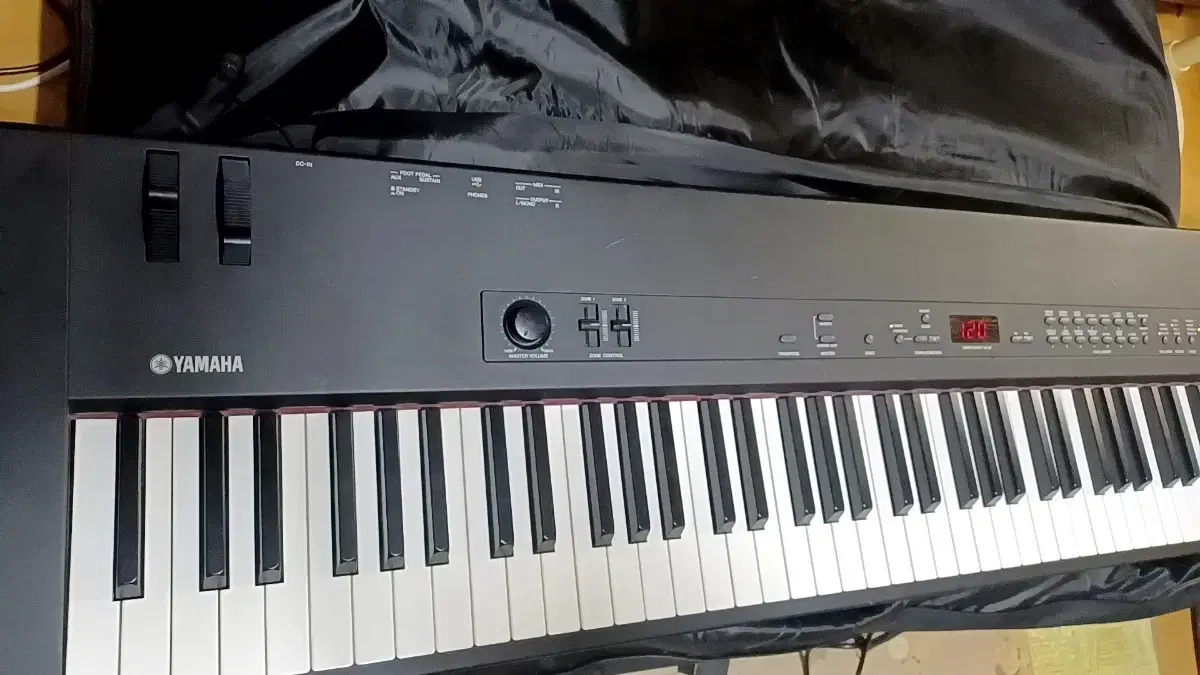 YAMAHA CP-33 (Stage Piano)