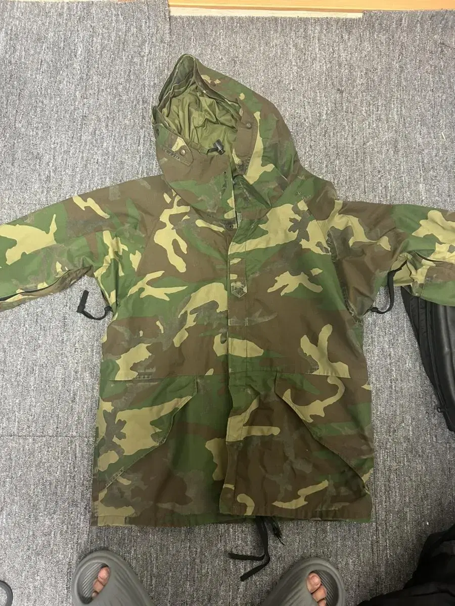 I am selling a US Army Gore-Tex Parka, size M/R.