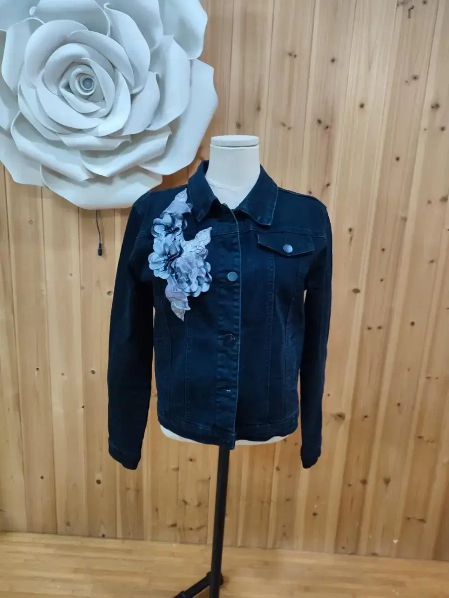 66 Corsage Black Denim Jacket