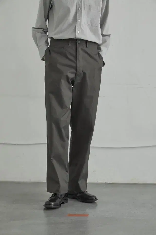 콘티누아 LIGHT GABARDINE WIDE CHINO CHARCOAL