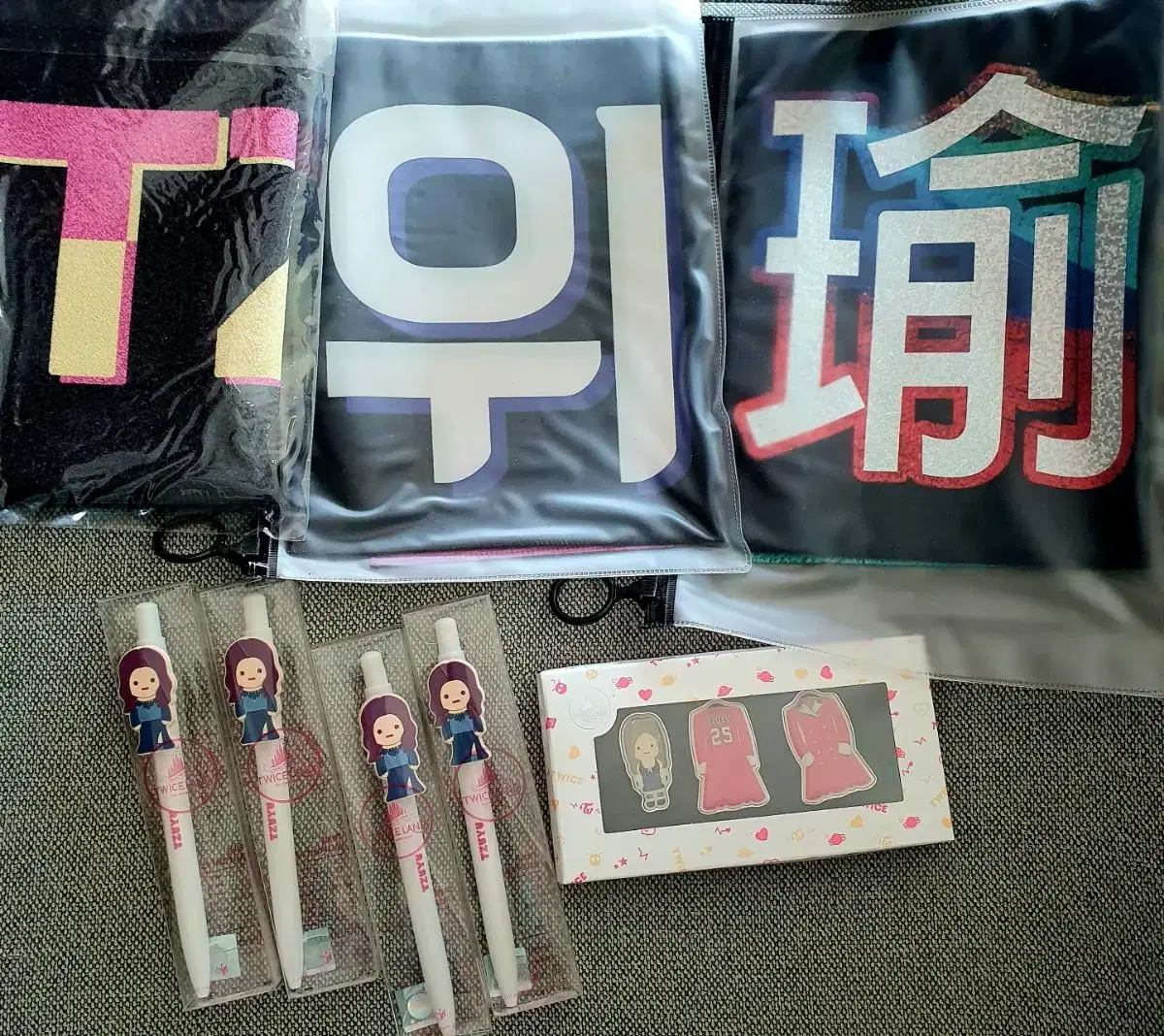 Twice tzuyu official/unofficial goods (slogans, pens, badges, calendars, etc.)