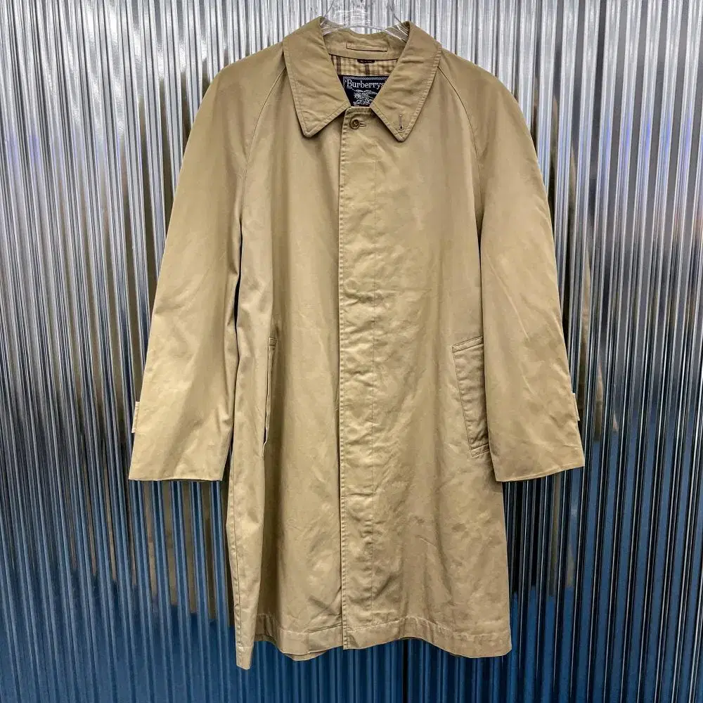 Burberry Aberdeen Trench Coat (Domestic L) K1017