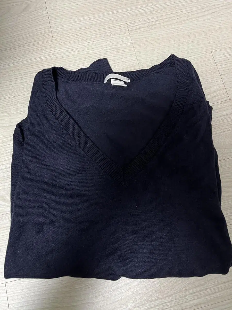 H&M V-neck navy blue knit