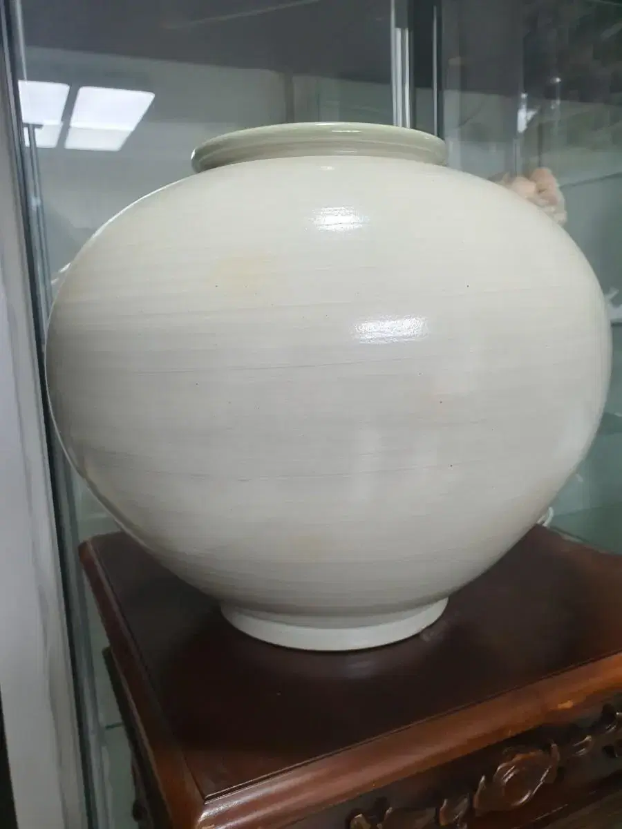도자기 은은한 빛의 오래된 커다란 달 항아리