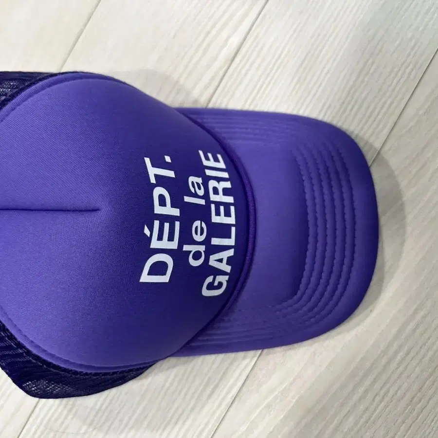 GALLERY DEPT FRENCH LOGO TRUCKER HAT