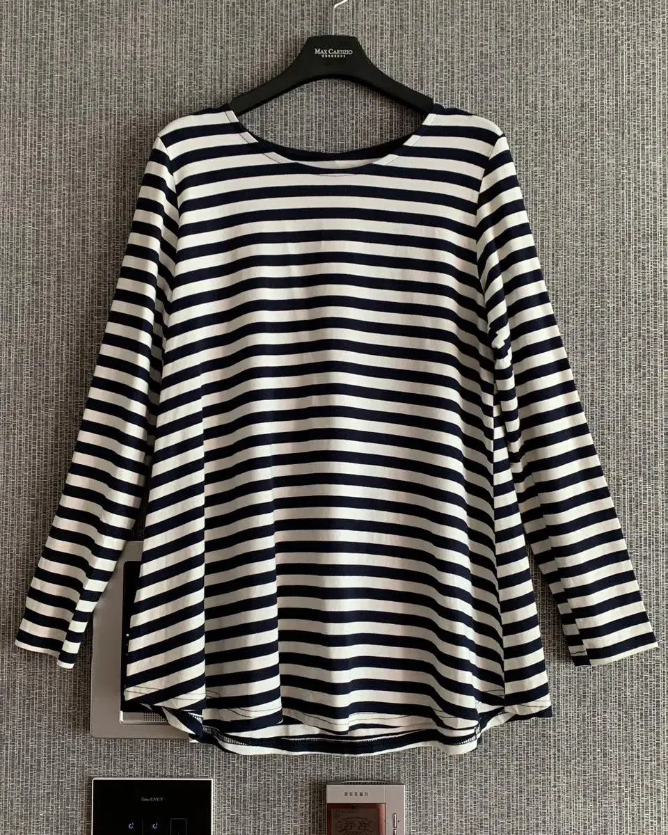 Striped U-neck long-sleeved ribbon T-shirt M size