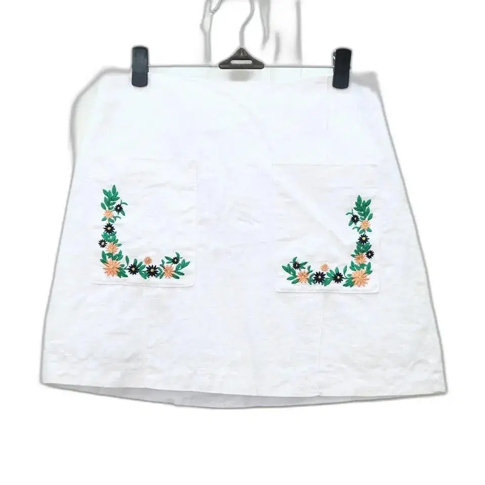 White linen mini skirt with embroidered pockets (M)