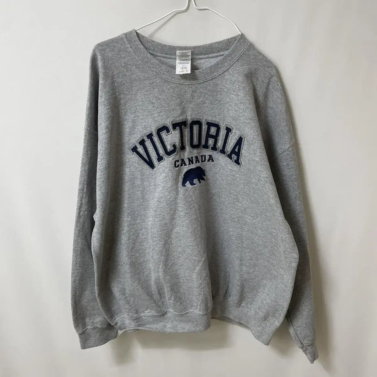 [XL] Gildan Heavy Blend victoria Big Logo Sweatshirt