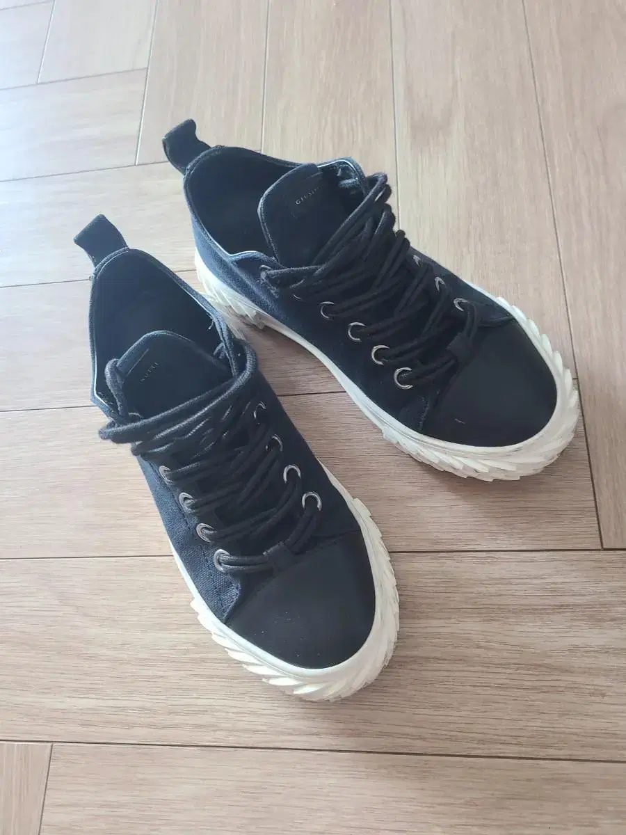 Giuseppe 230 Sneakers