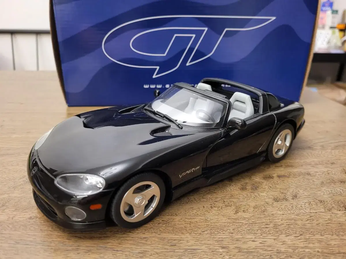 1/18 Dodge Viper RT10 (GTSpirit)