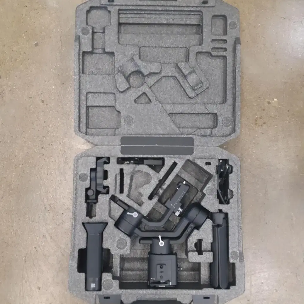 상태 좋은 DJI 로닌 SC 짐벌 풀패키지 판매합니다.