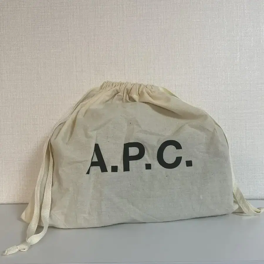 아페쎄 가방 apc 정품 숄더백 블랙 하프문